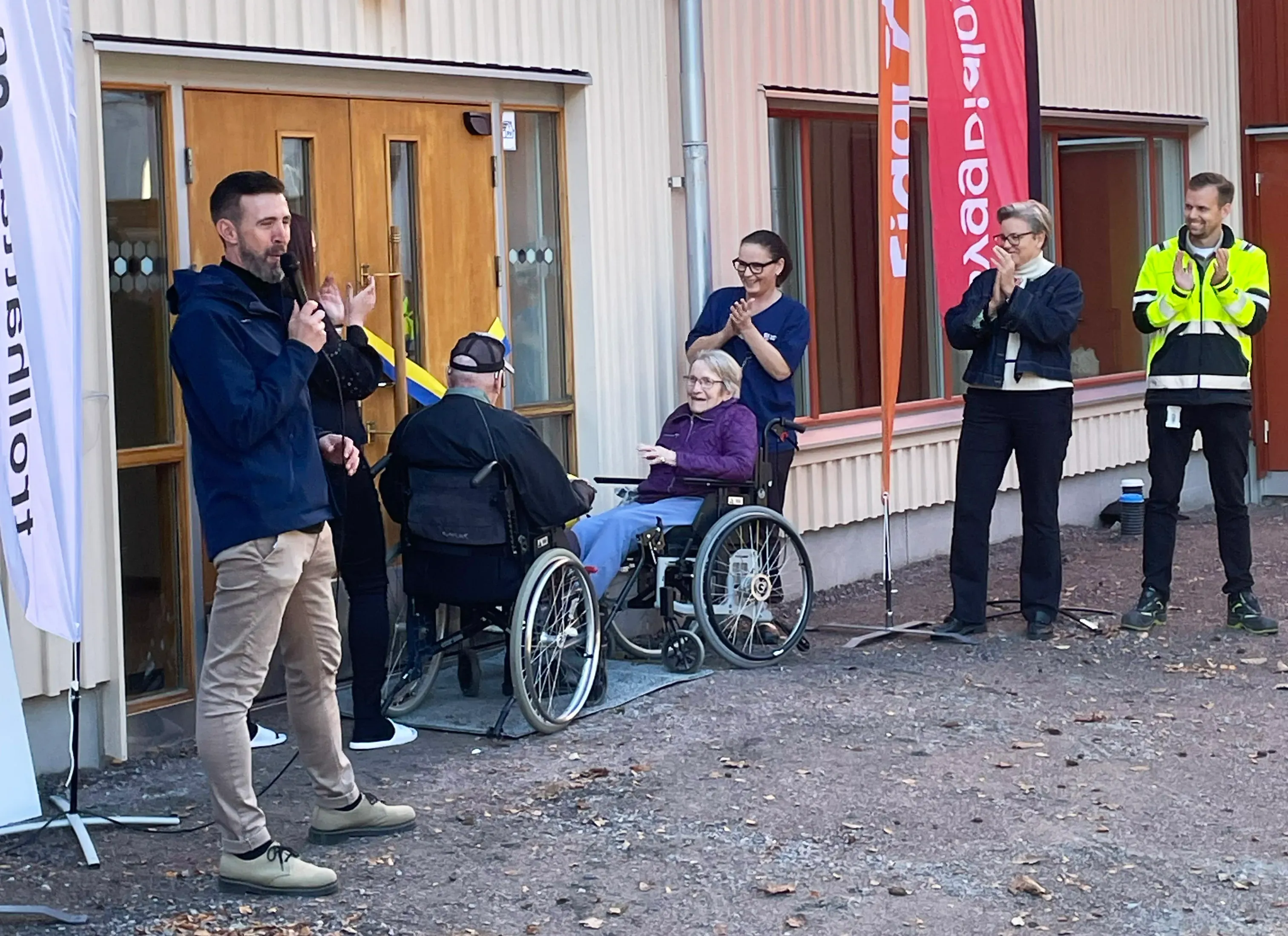 Boende på Humlevägarna knyter upp invigningsbandet