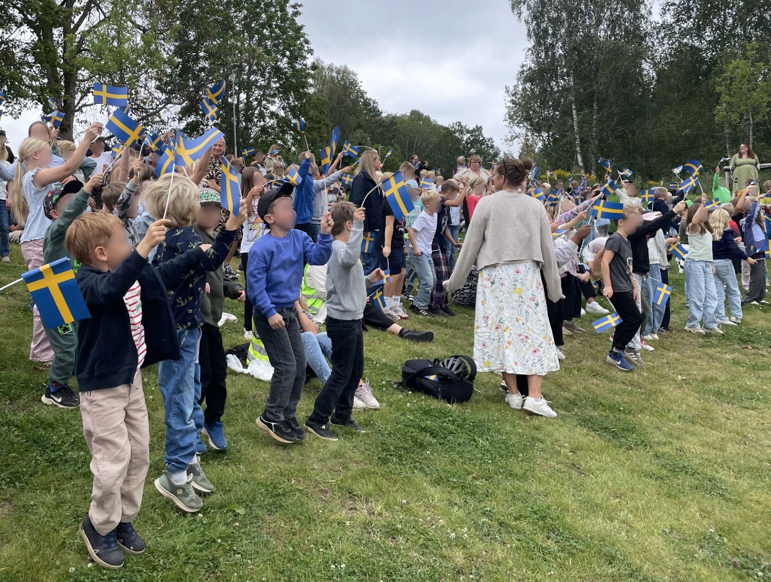 Glada barn med flaggor i händerna 
