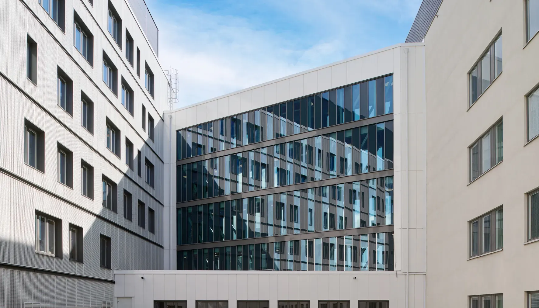 Fasad och glaspartier vid nya Falu lasarett som byggts i partnering