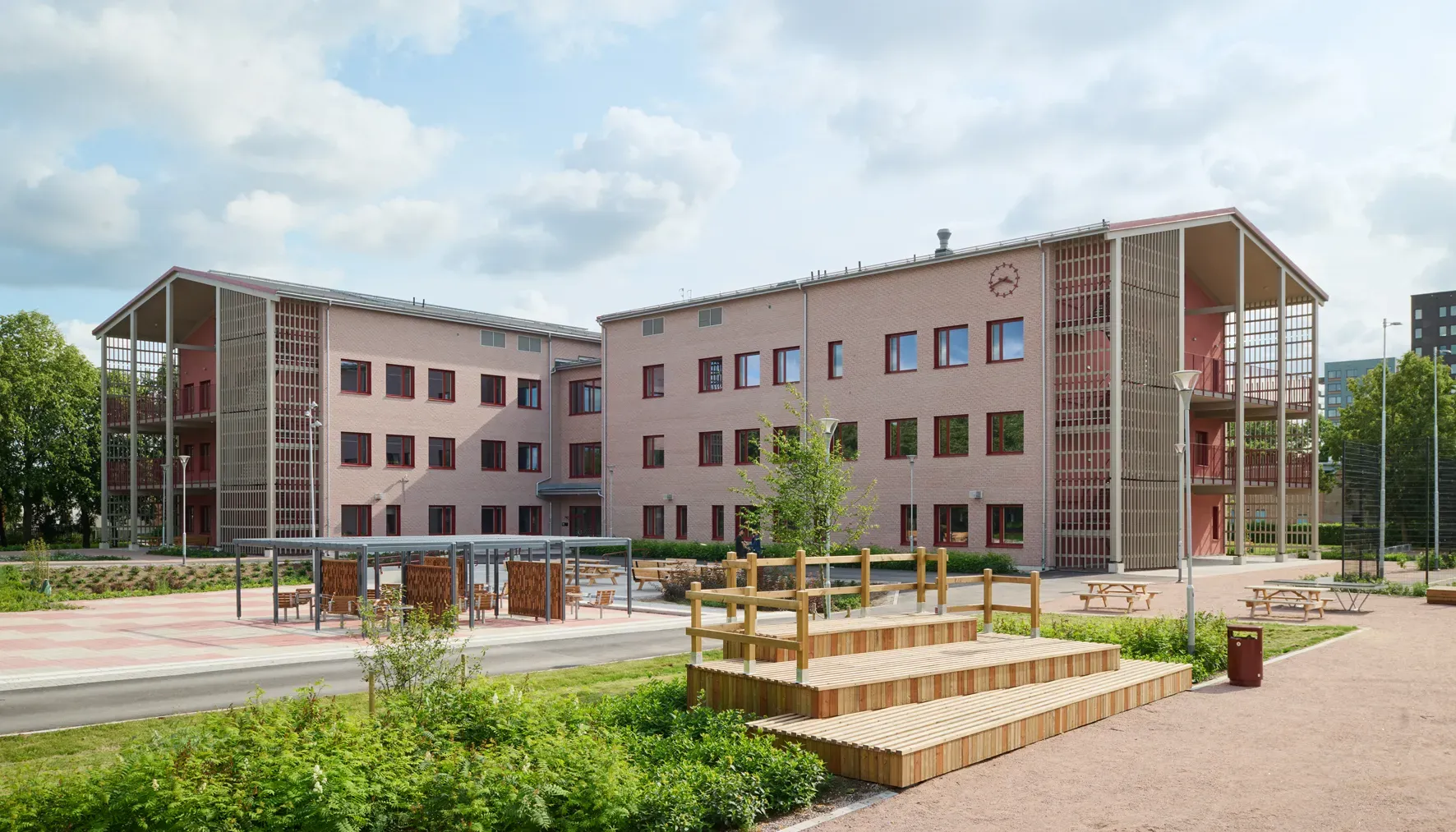 Kvarngärdesskolan i Uppsala är en av Sveriges största träskolor
