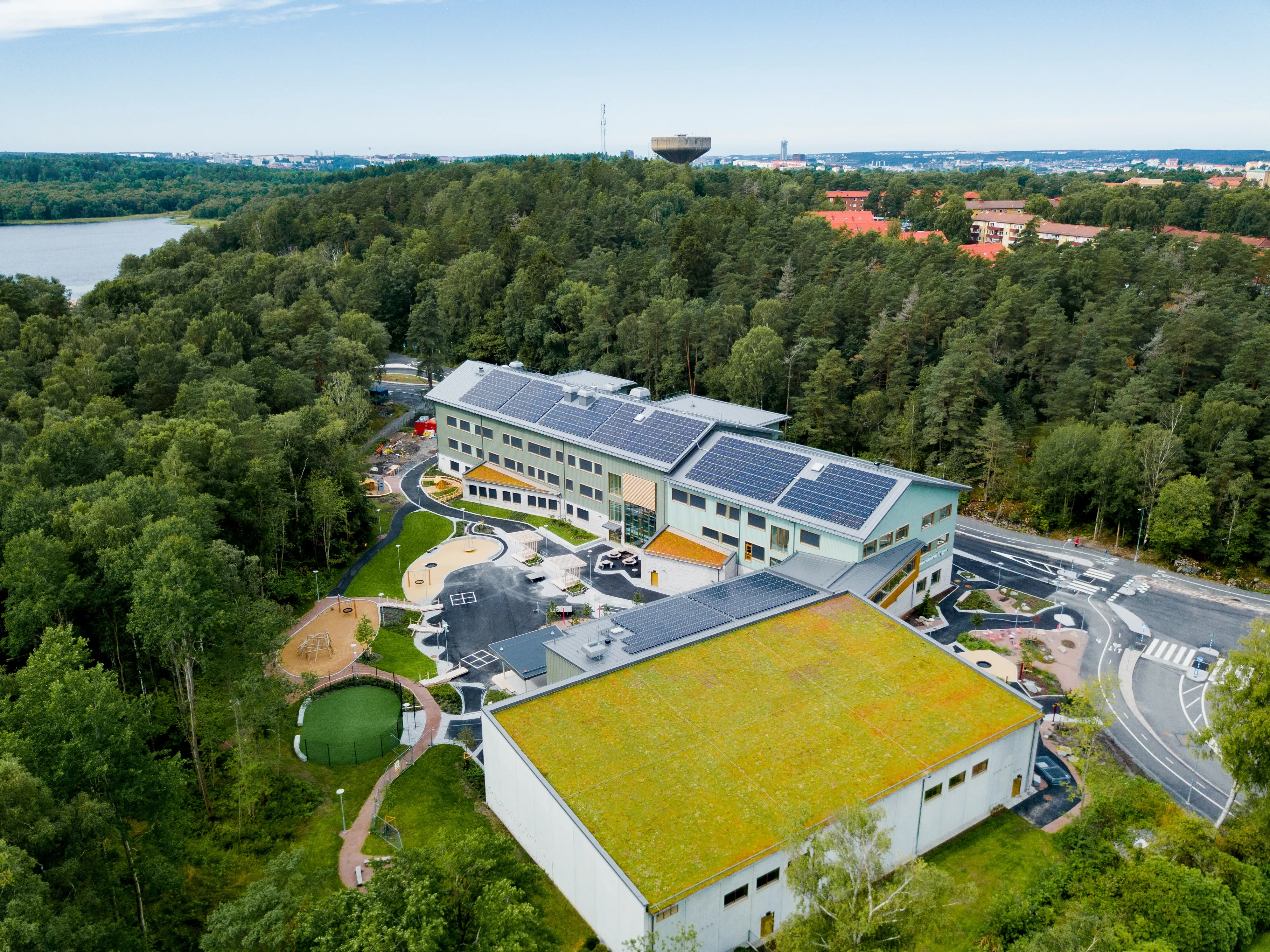 Flygbild över Härlandatjärnskolan i Göteborg