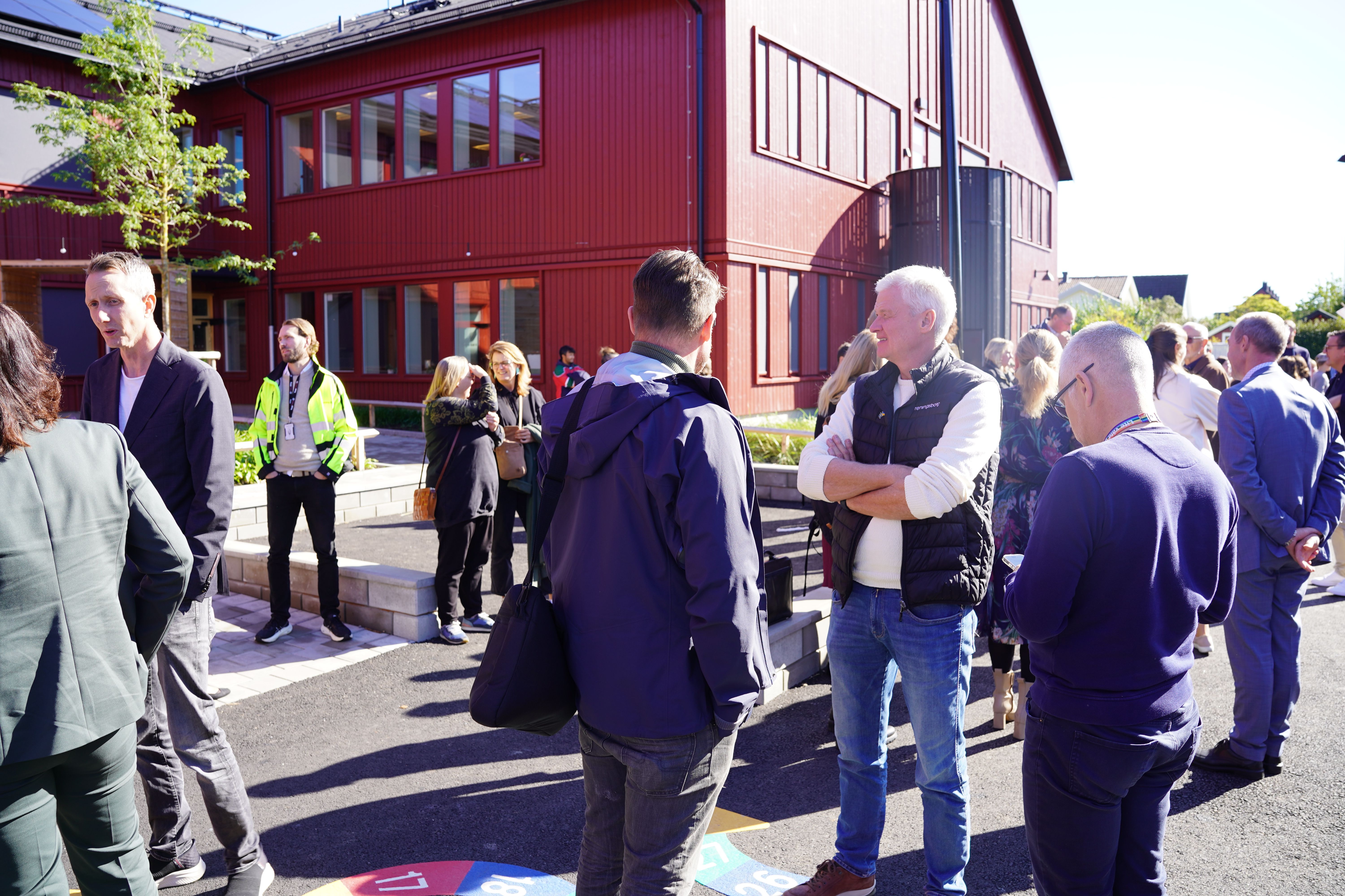 Många samlades för att fira invigningen av Åkeredsskolan i Göteborg.