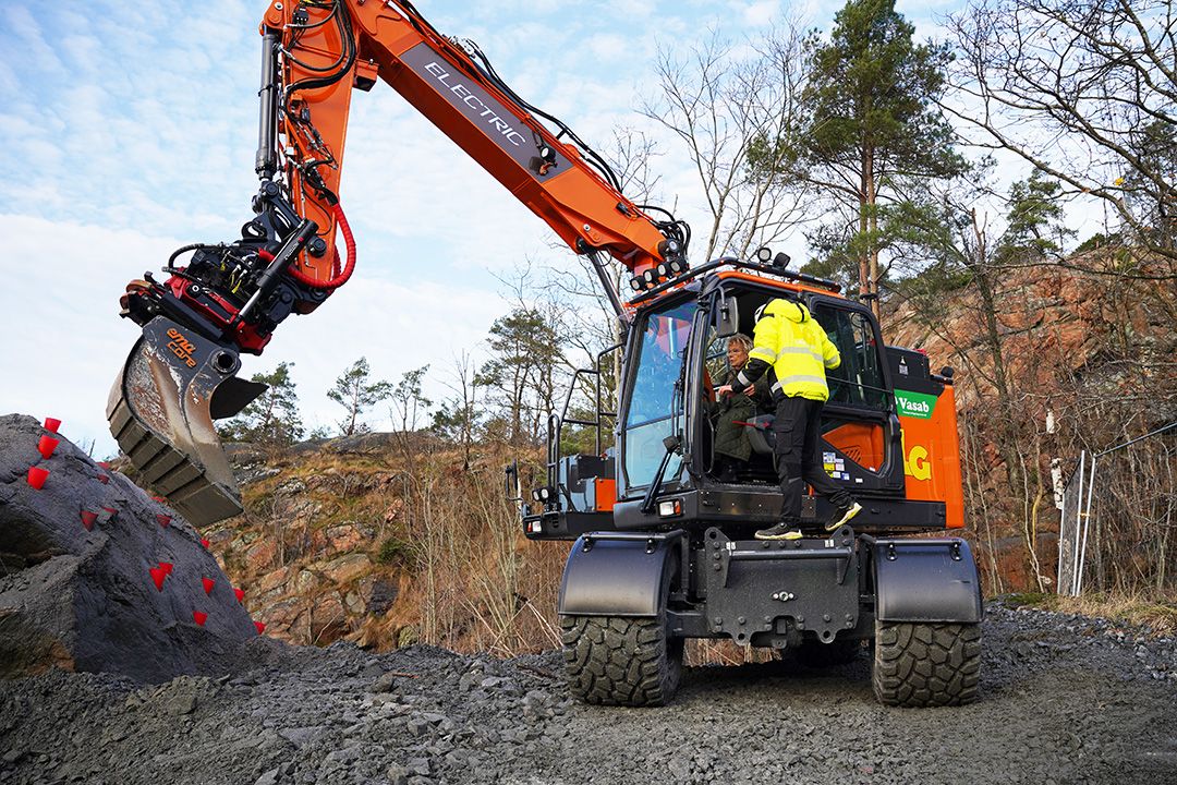 Monica Neptun kör eldriven grävskopa vid spadtaget av Hammargårds ARV