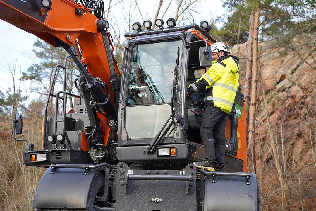 Monica Neptun i elgrävmaskin