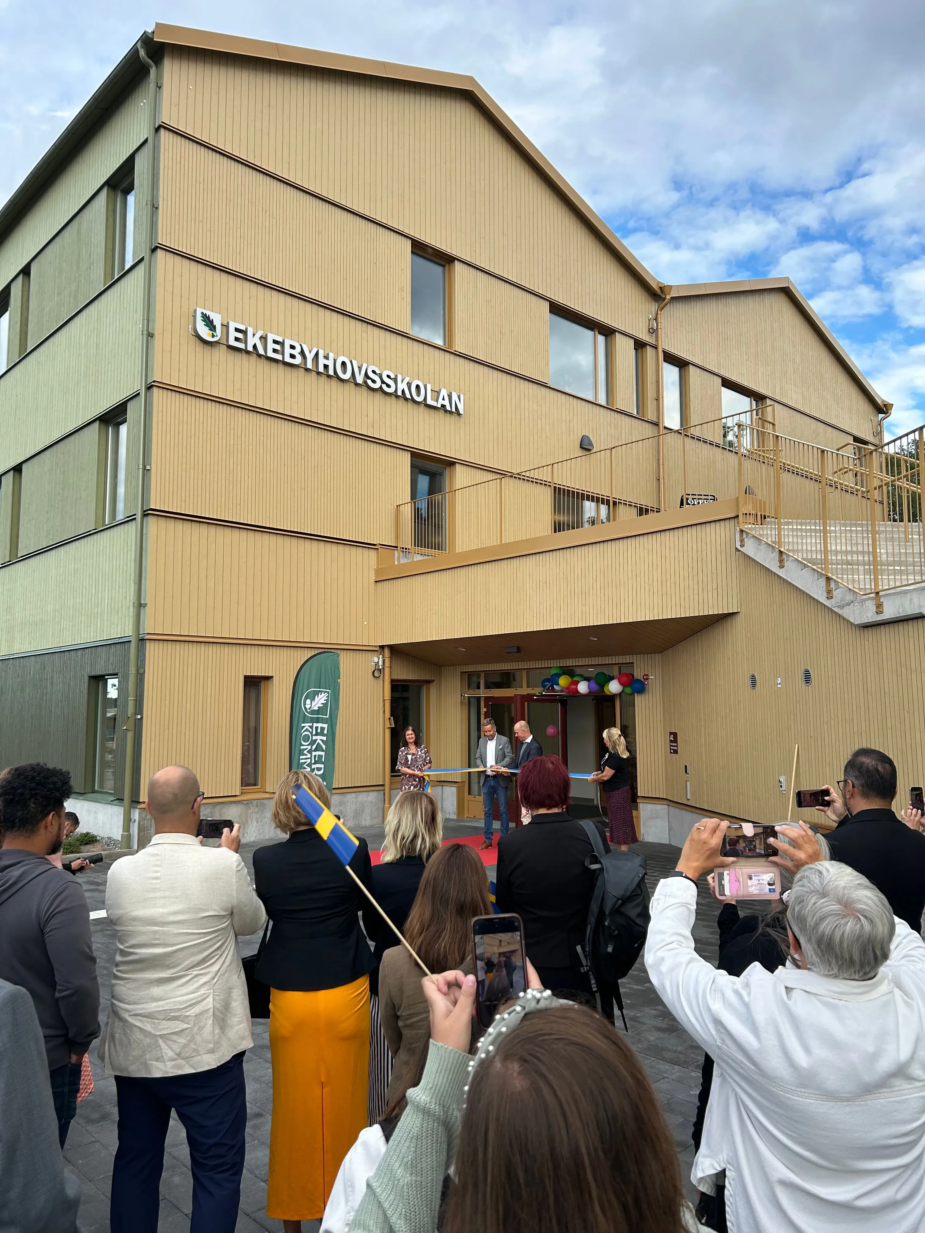 Bandklippning vid invigning av Ekebyhovsskolan