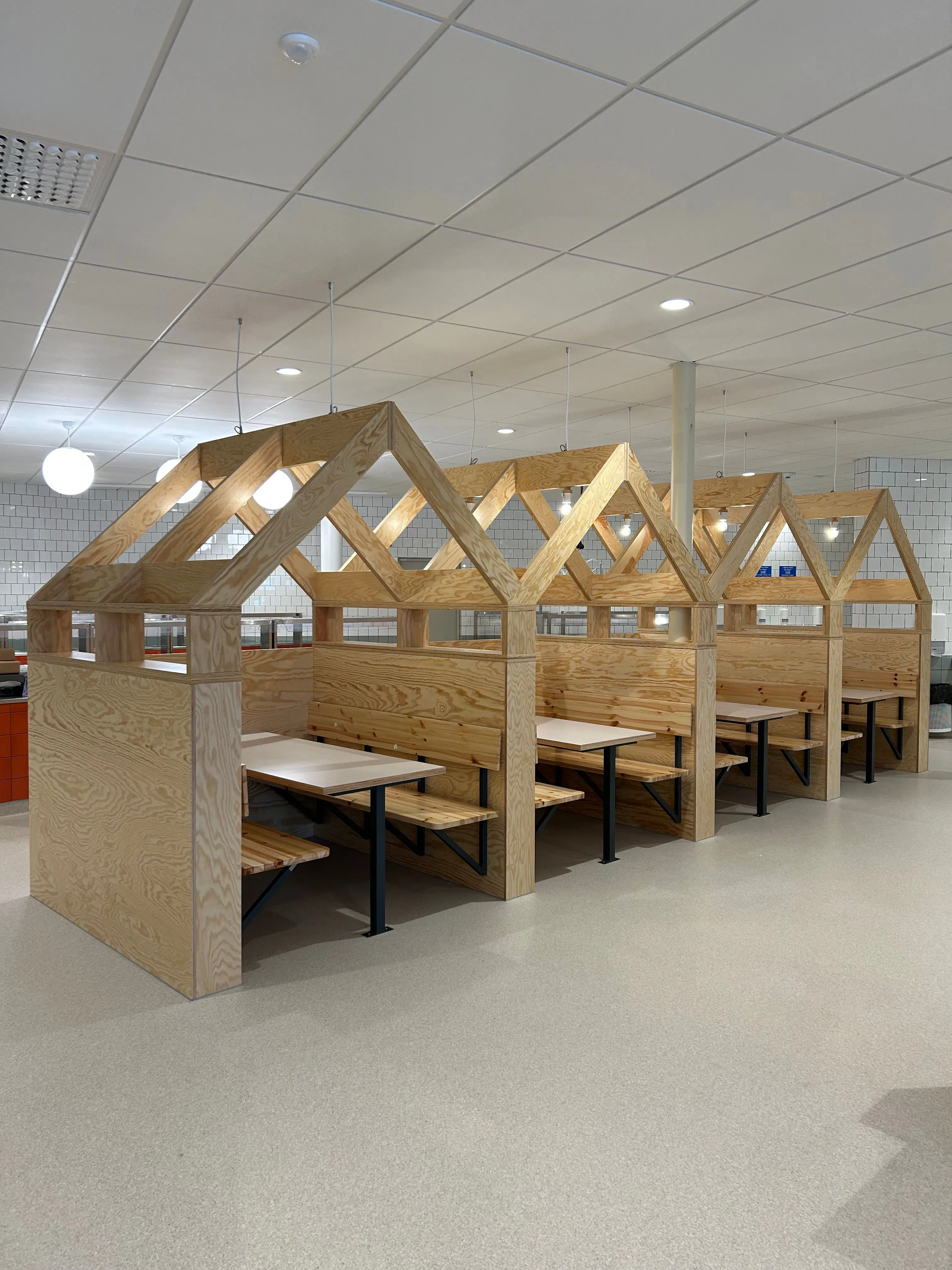 Små trähus inomhus med sittplatser