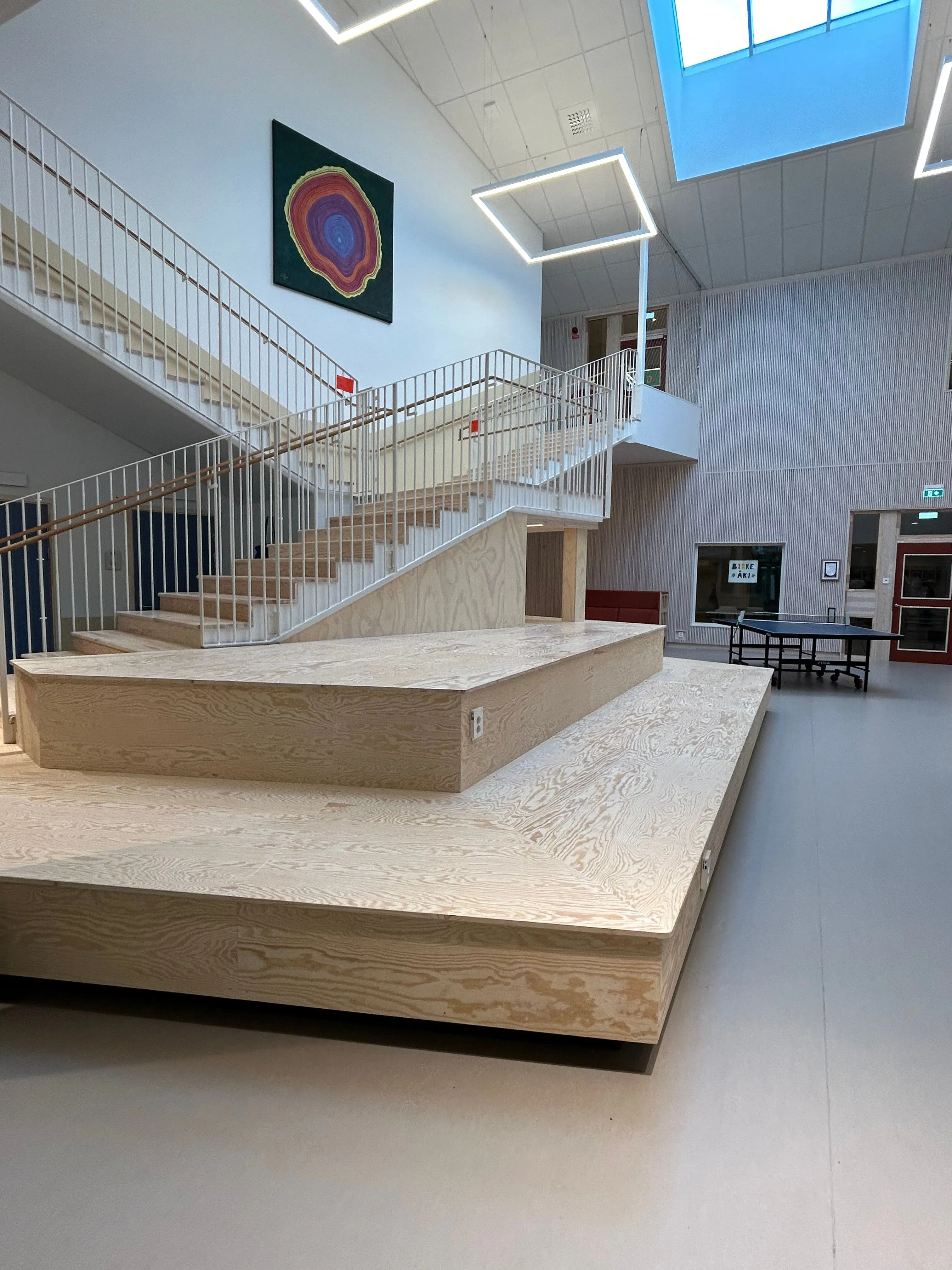 Trapphus med sittytor i trä