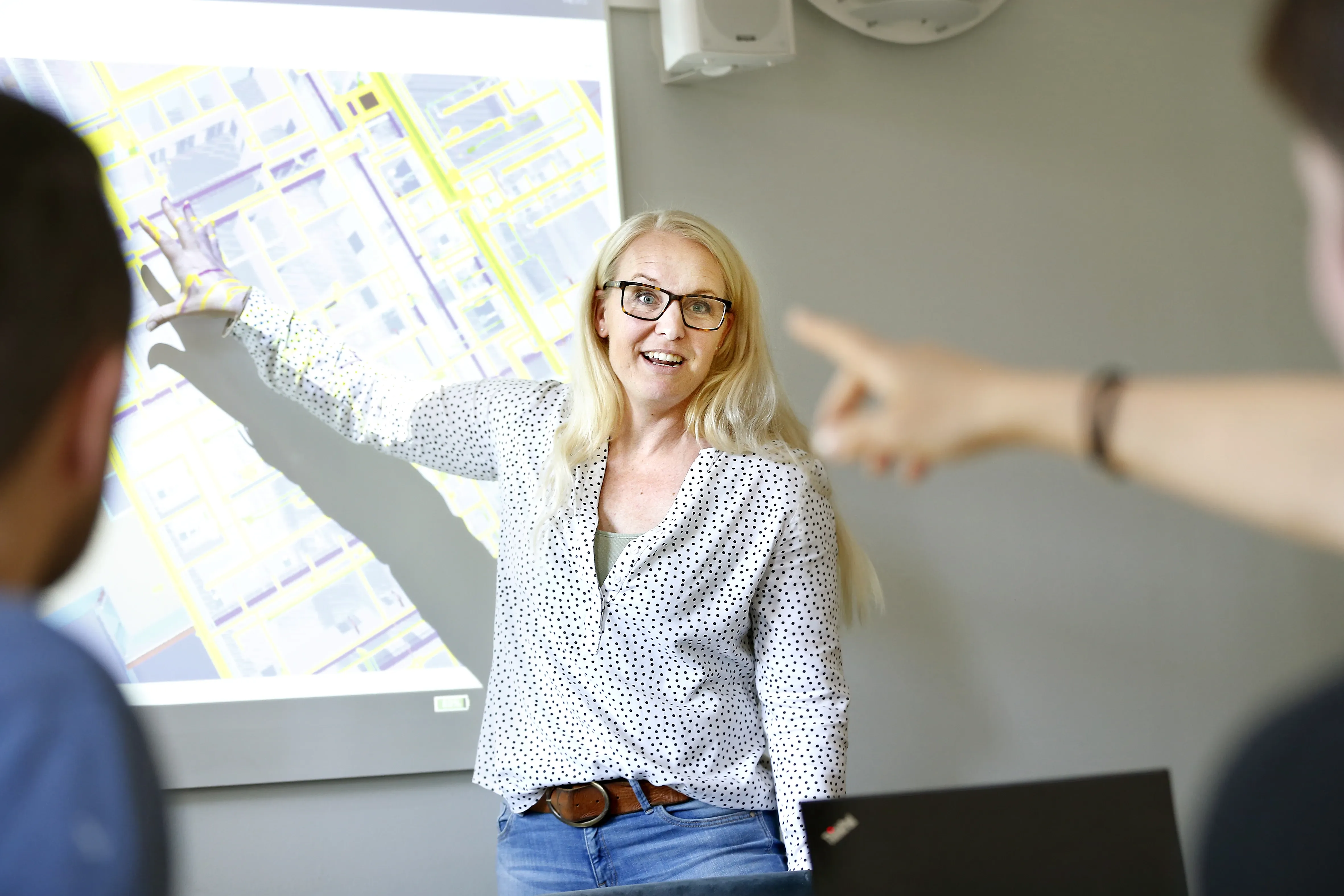 Kvinnlig utbildningsledare visar en ritning