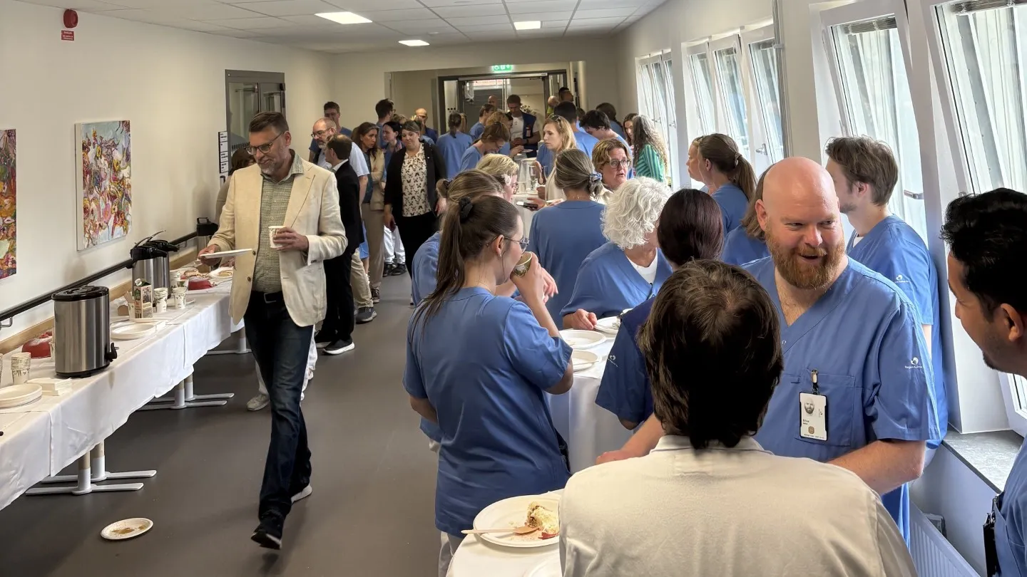 Kaffe och tårta serveras vid invigningen av Kalmar Länssjukhus nya onkologilokaler