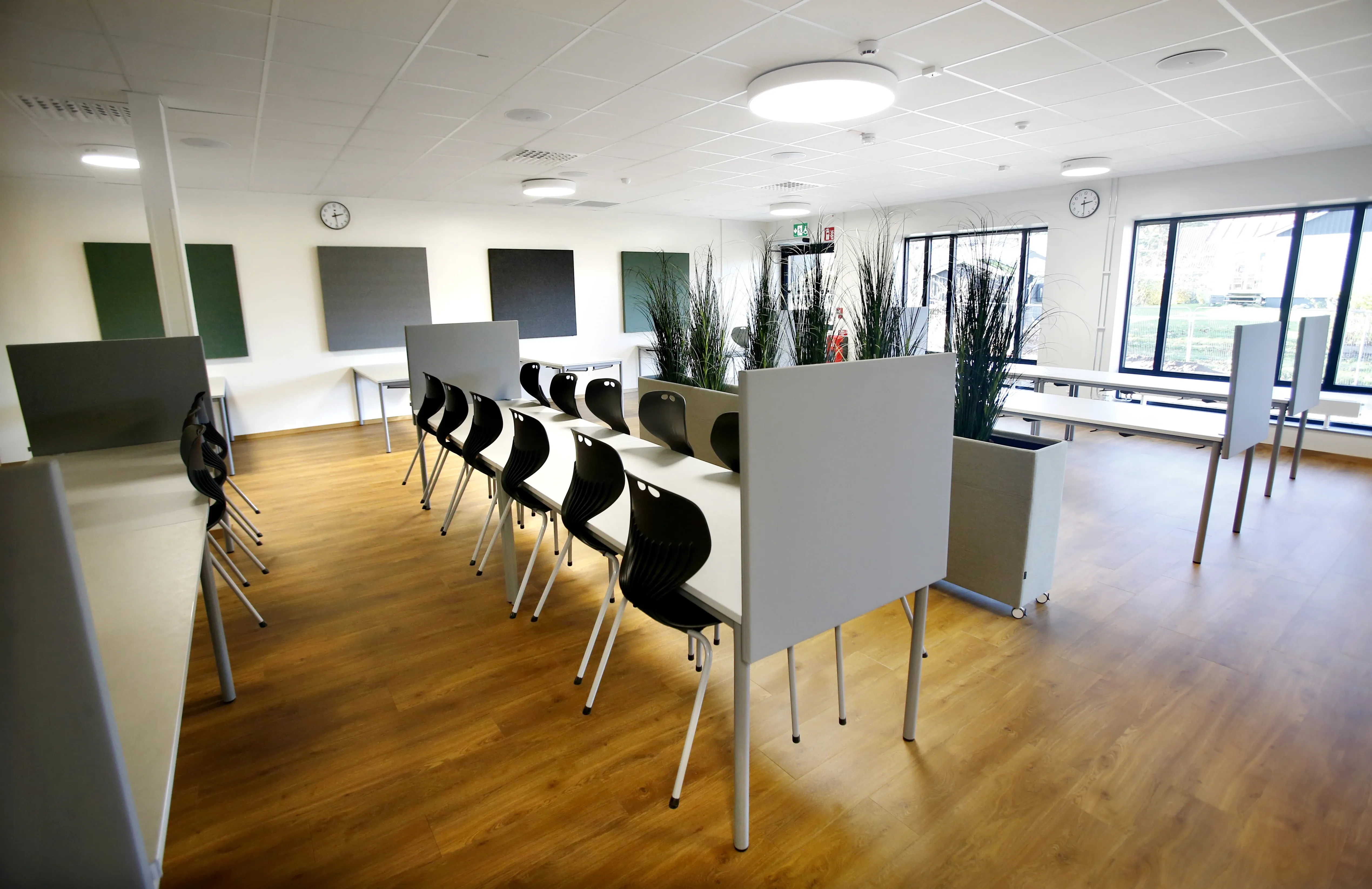 Matsalen i Götetorps skola med stora ljusinsläpp